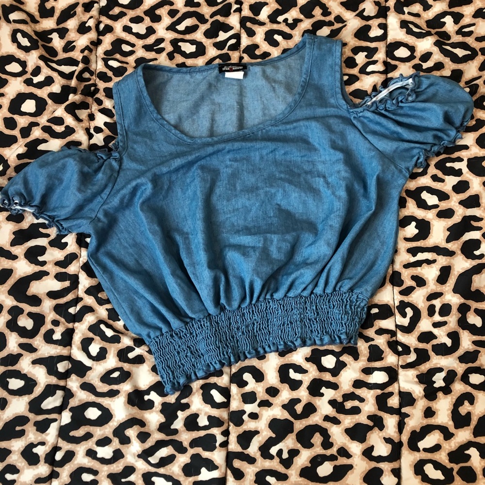 ‼️CLEARANCE 3 for $10‼️ Cold Shoulder Crop Top